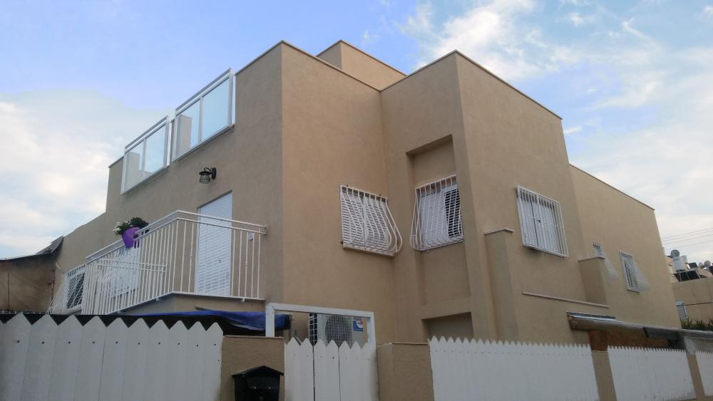 אחרי - חזית הבית