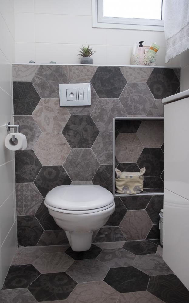 אריחים משושים בחדר הרחצה