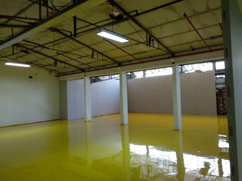 רצפת המפעל לאחר ציפוי האפוקסי