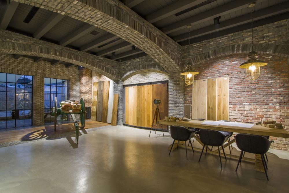 אולם התצוגה של בריק ועץ