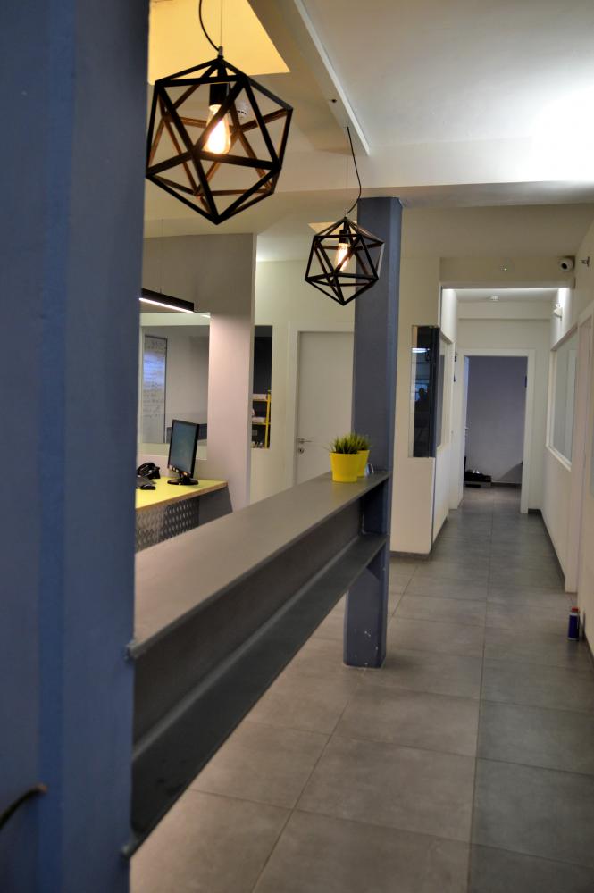 TT עצום בין שני עמודים במשרד