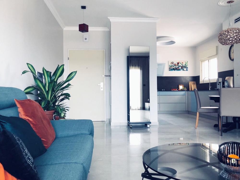 מבט למטבח ופינת אוכל