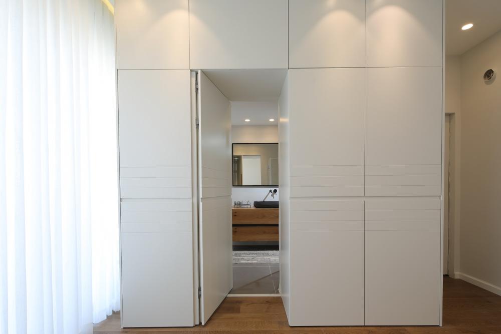 חדר רחצה מתוך כניסת החדר