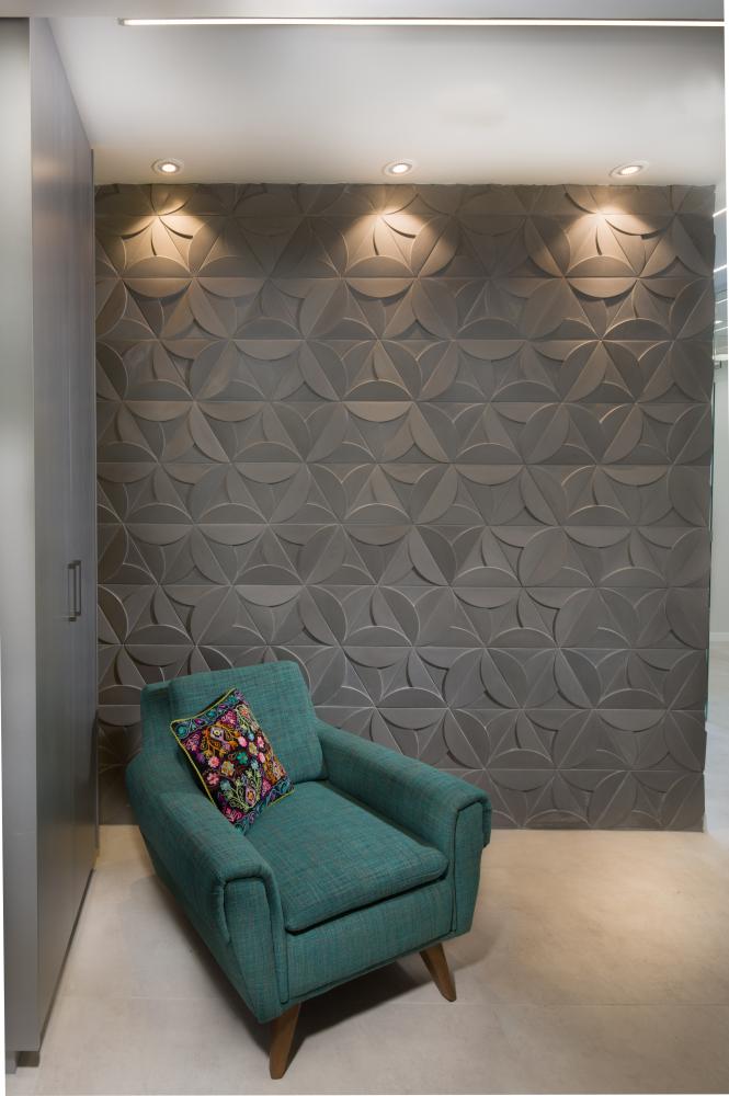 קיר כוח בכניסה