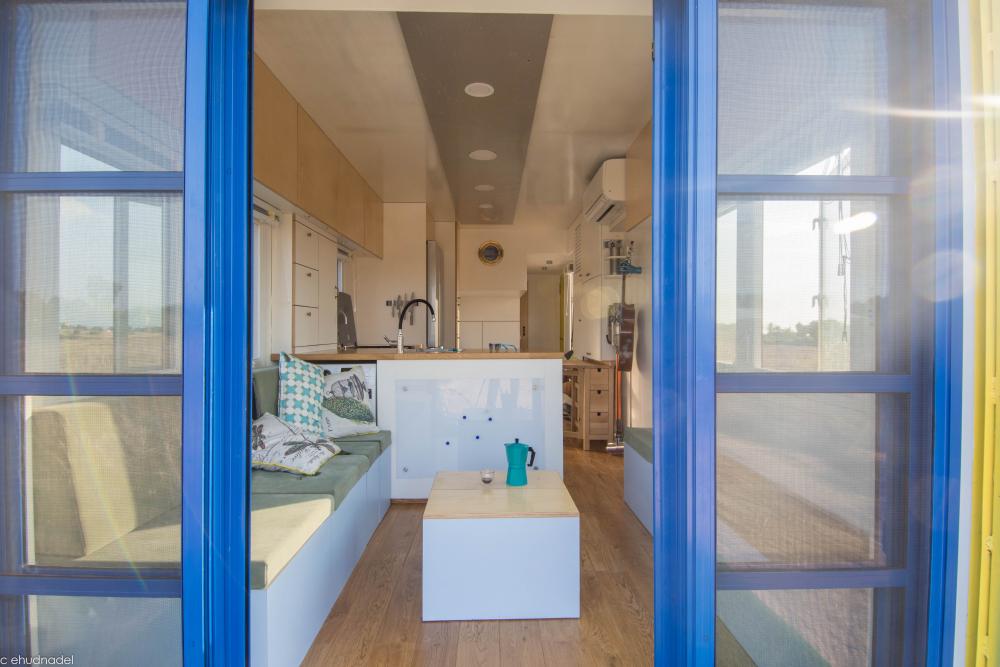 בית המשאית- מבט לסלון