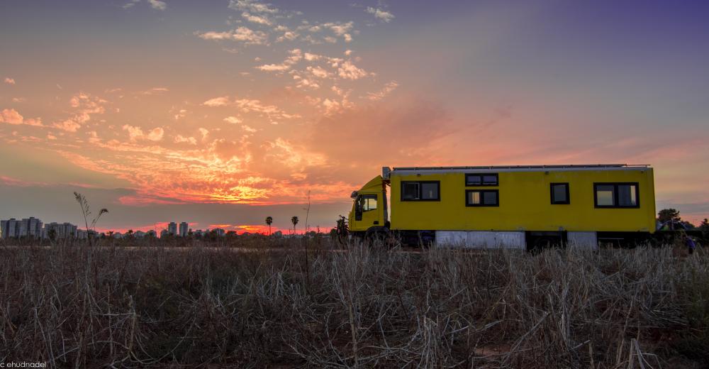 בית המשאית- מבט לילה- חוץ