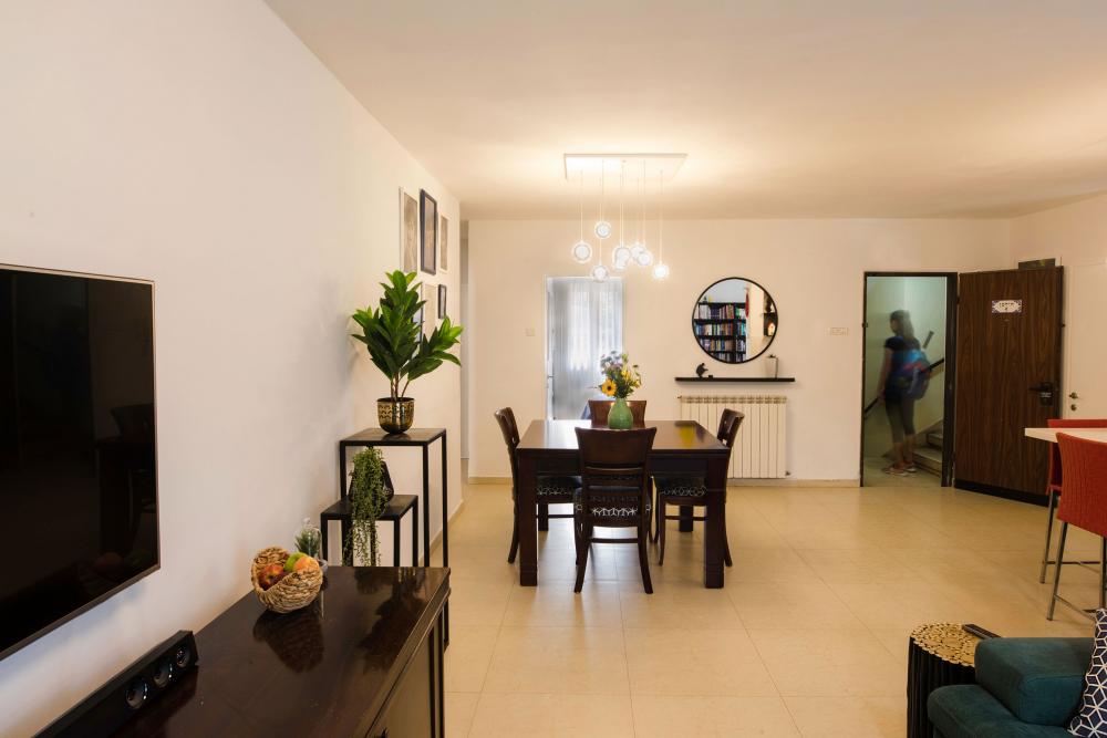 פינת האוכל והכניסה לדירה